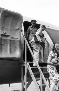 Passagiers stappen uit een vliegtuig. In de deuropening kolonel C.H.J.F. van Hou, Bestanddeelnr 171-1-2