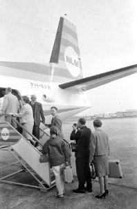 Passagiers stappen in de Fokker friendship, Bestanddeelnr 919-5066