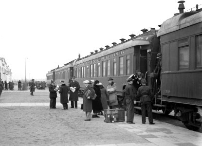 Passagiers verlaten de Russische Mantsjoerije Express in Stoubcy, Bestanddeelnr 190-1165