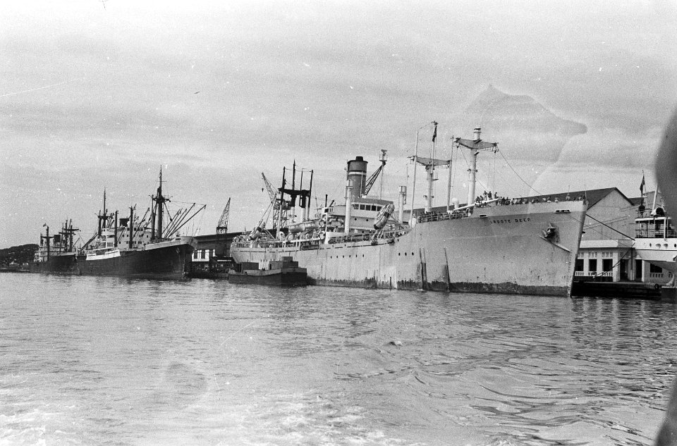 Passagiersschepen in de haven van Tandjong Priok, Bestanddeelnr 1560-2-3