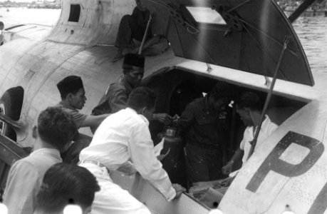 Passagiers stappen in of uit een Catalina vliegboot In het vliegtuig staan bem…, Bestanddeelnr 6743