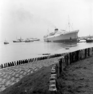 Passagierschip Cape Town Castle , aan de grond gelopen i n havenmond Vlissingse , Bestanddeelnr 919-1260