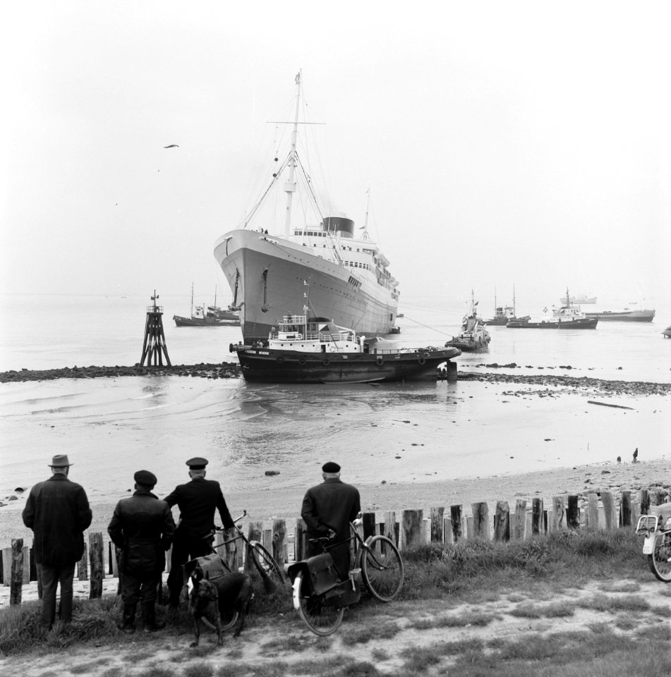 Passagierschip Cape Town Castle , aan de grond gelopen in havenmond Vlissingse h, Bestanddeelnr 919-1259