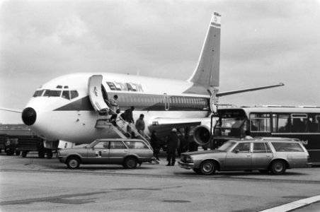 Passagiers verlaten het vliegtuig, Bestanddeelnr 932-4948