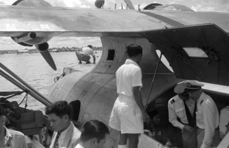 Passagiers stappen in of uit een Catalina vliegboot In het vliegtuig staan bem…, Bestanddeelnr 6744