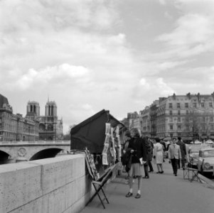 Passanten langs de boekenstalletjes aan de Seine, Bestanddeelnr 254-0456
