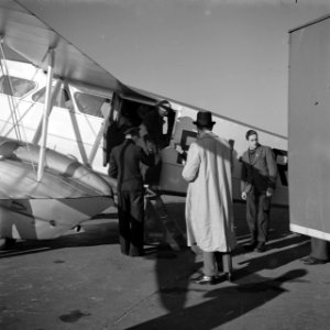 Passagiers verlaten een De Haviland Dragon Rapide, Bestanddeelnr 255-9555