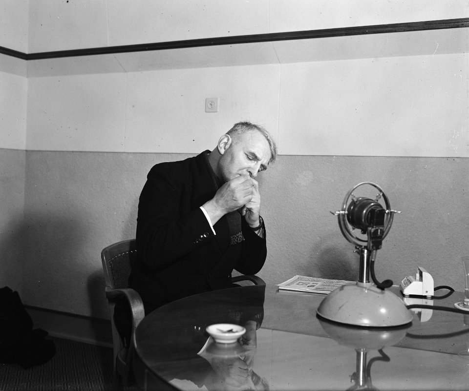 Pater De Grave houdt zijn radiotoespraak, Bestanddeelnr 901-4491