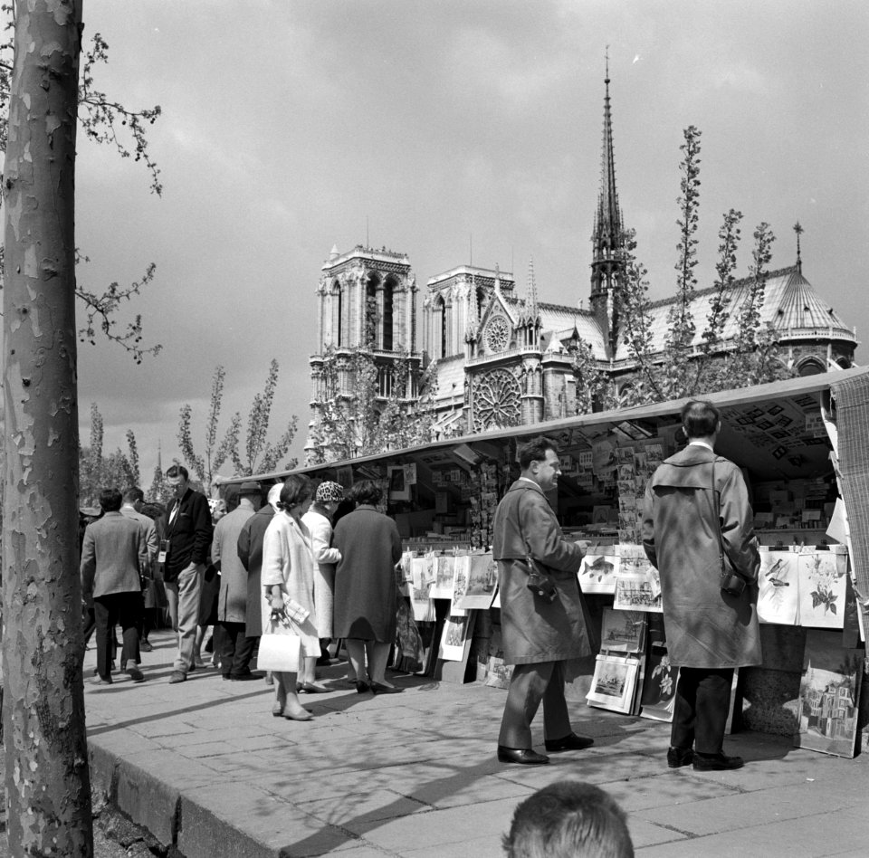 Passanten langs de boekenstalletjes aan de kade van de Seine, met op de achtergr, Bestanddeelnr 254-0465