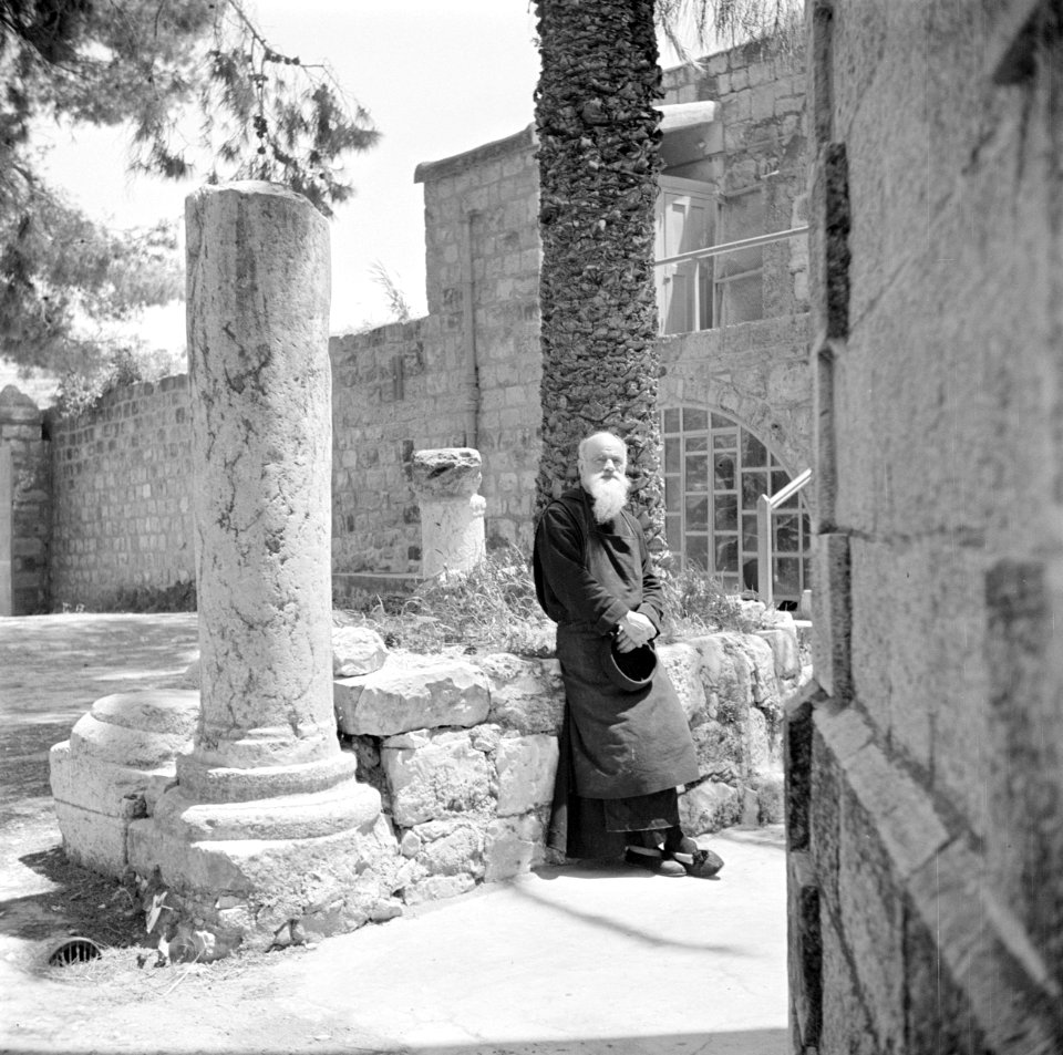 Pater Alexander, geestelijk leider van een basiliek in Abu Ghosh, staand naast e, Bestanddeelnr 255-0884
