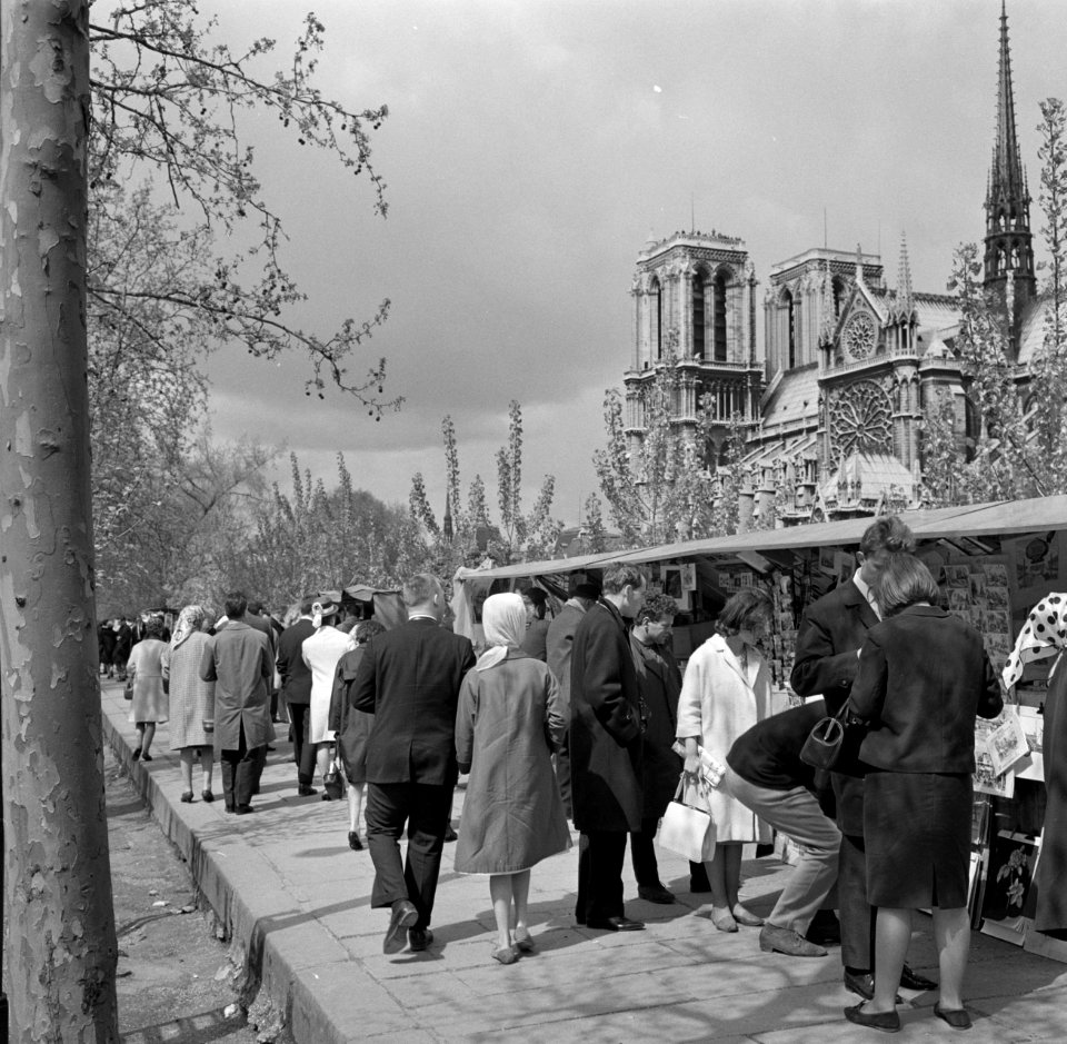 Passanten langs de boekenstalletjes aan de kade van de Seine, met op de achtergr, Bestanddeelnr 254-0466