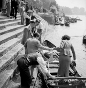 Passagiers stappen uit een roeiboot op de Theems, Bestanddeelnr 191-0638