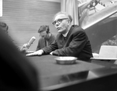Pater J. van Kilsdonk terug uit Rome, tijdens persconferentie op Schiphol, Bestanddeelnr 919-3226