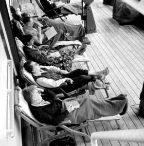 Passagiers aan boord van de ms. Nestor op weg naar Suriname. Tweede vooraan mevr, Bestanddeelnr 252-2101