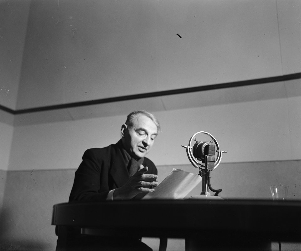 Pater De Grave houdt zijn radiotoespraak, Bestanddeelnr 901-4492
