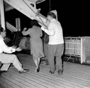 Passagiers aan boord van de ms. Nestor op weg naar Suriname. In het midden mevro, Bestanddeelnr 252-2120