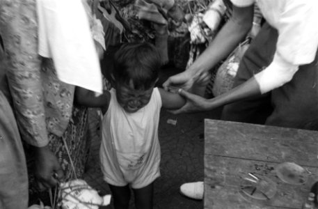 Pasar Tjikini. Vaccinatie. Huilend kind, Bestanddeelnr 3270