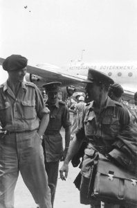 Passagiers stappen uit een vliegtuig. Kolonel C.H.J.F. van Houten temidden van e, Bestanddeelnr 171-1-6