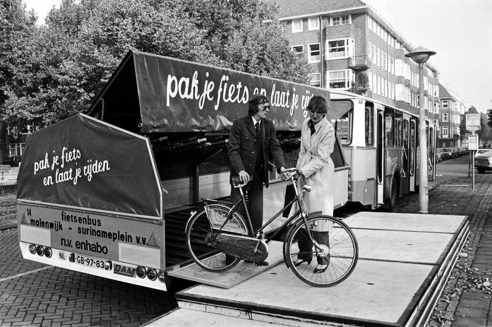 Passagier krijgt haar fiets uit de aanhanger aangereikt, Bestanddeelnr 932-3511
