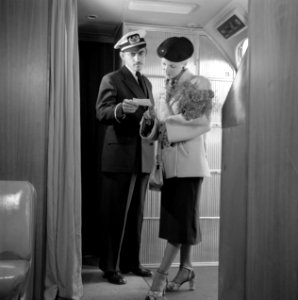 Passagier met steward in het vliegtuig, Bestanddeelnr 252-2015