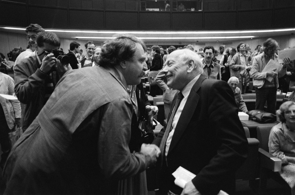 Partijraad PvdA in RAI, Amsterdam Van der Louw (l) schudt Den Uyl de hand na di, Bestanddeelnr 932-2181