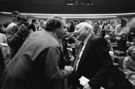 Partijraad PvdA in RAI, Amsterdam Van der Louw (l) schudt Den Uyl de hand na di, Bestanddeelnr 932-2181