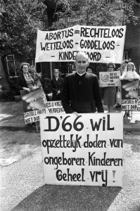 Pater Koopmans demonstreert voor huis D66 Tweede Kamer lid mevrouw Wessel, Bestanddeelnr 929-3281