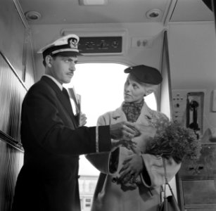 Passagier met steward in het vliegtuig, Bestanddeelnr 252-2017