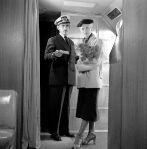 Passagier met steward in het vliegtuig, Bestanddeelnr 252-2019