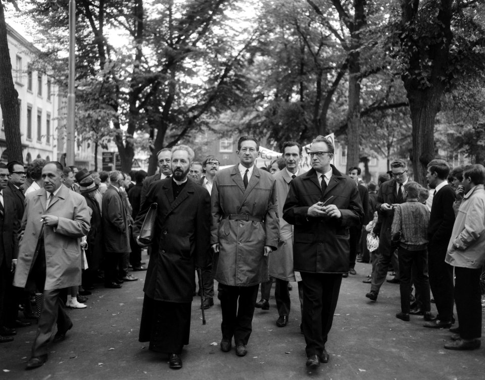 Pater prof. Bernard J. Dodenbier (l) en Fons Hermans (m) in de demonstratie, Bestanddeelnr 919-5963