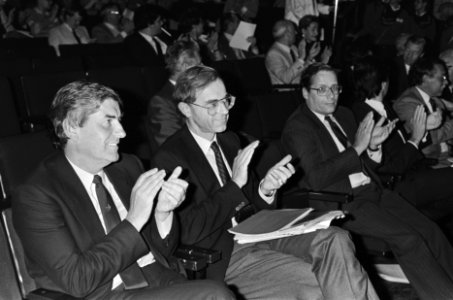 Partijraad CDA in Bussum premier Lubbers (l) en minister Ruding applaudiseren v, Bestanddeelnr 933-3474