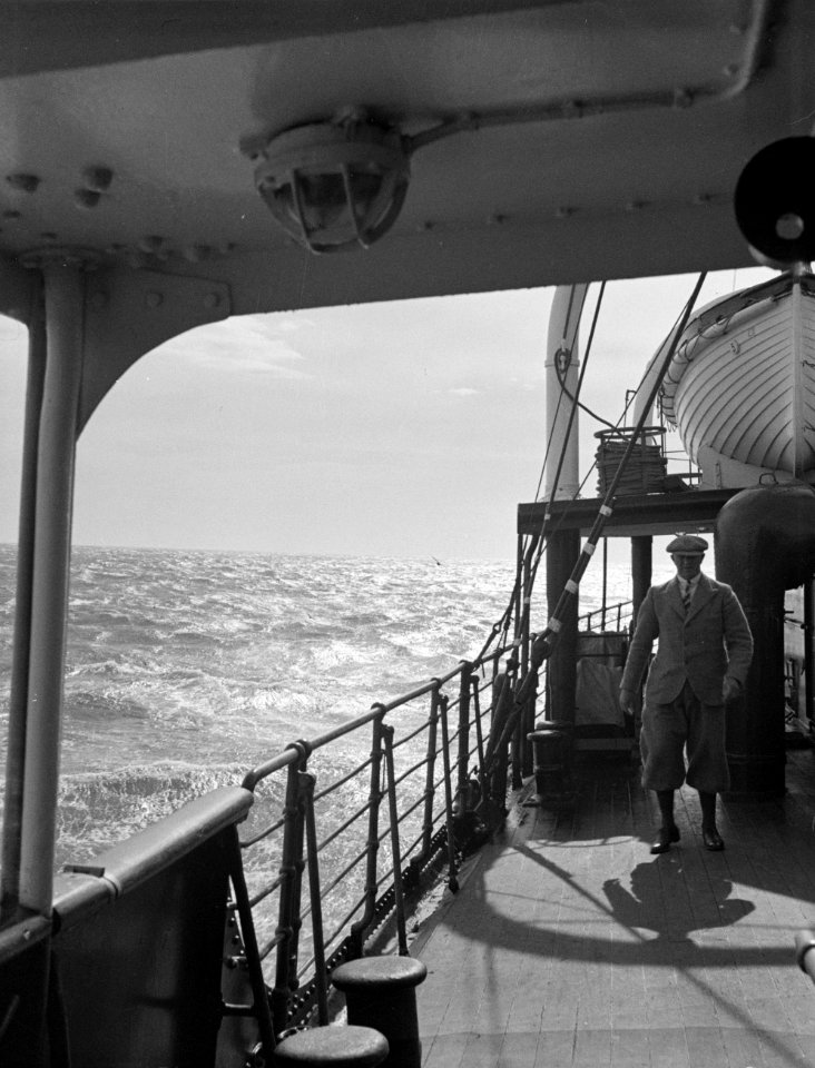 Passagier aan dek van een schip in volle zee, Bestanddeelnr 190-0415