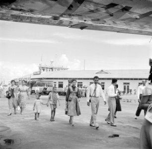 Passagiers op vliegveld Piarco van Port of Spain op Trinidad, Bestanddeelnr 252-2658