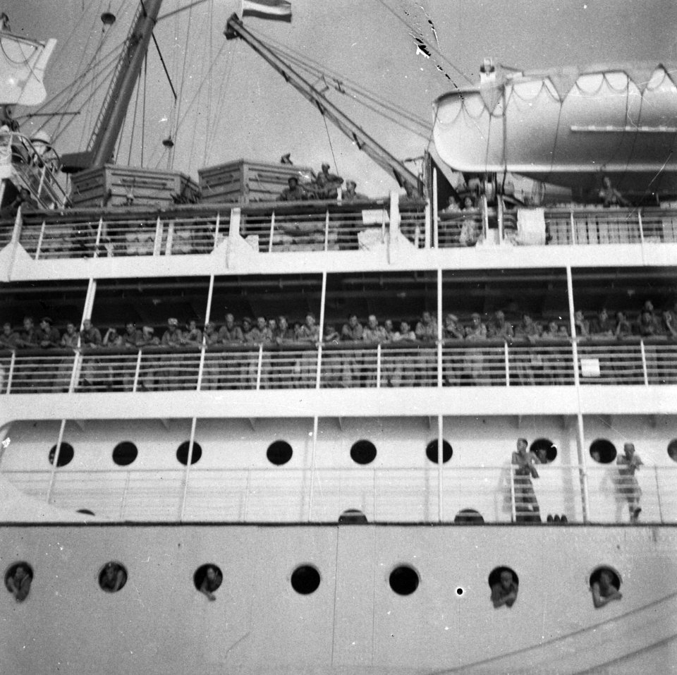 Passagiers staan aan de reling van het schip, Bestanddeelnr 12721