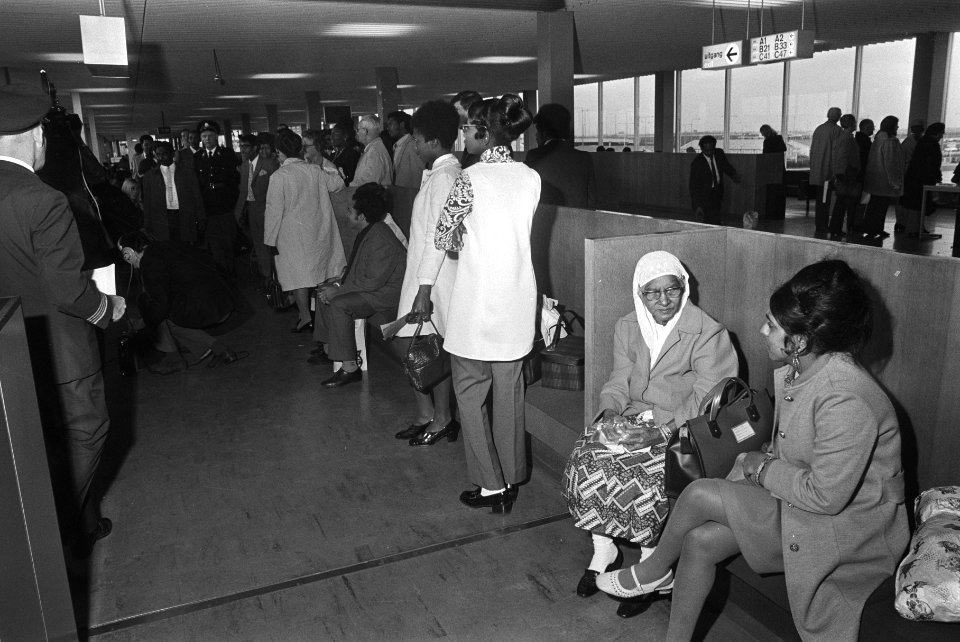 Passagiers per KLM vertrokken naar Suriname, Schiphol, Bestanddeelnr 924-0698