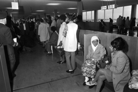 Passagiers per KLM vertrokken naar Suriname, Schiphol, Bestanddeelnr 924-0698