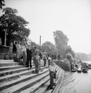 Passagiers wachten op een roeiboot voor een pleziervaart over de Theems, Bestanddeelnr 191-0633