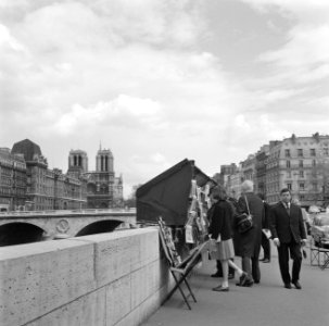 Passanten langs de boekenstalletjes aan de Seine, Bestanddeelnr 254-0458