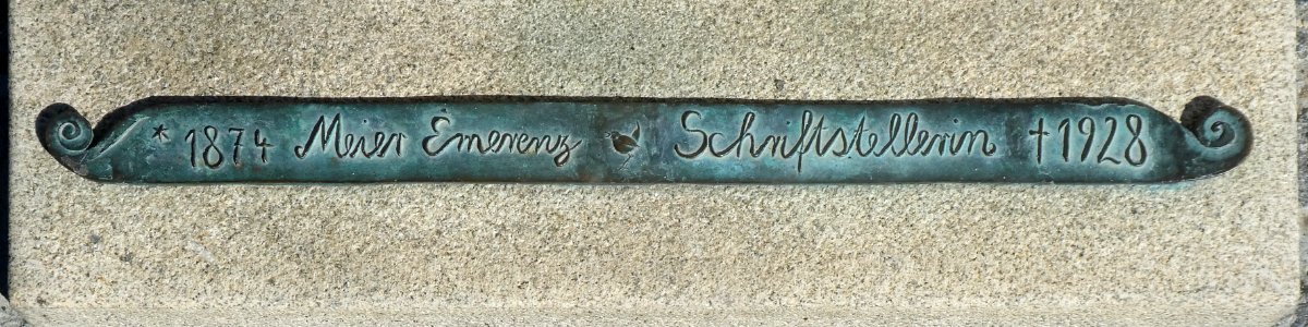 Passau, Inschrift Büste Meier-Emerenz, 1