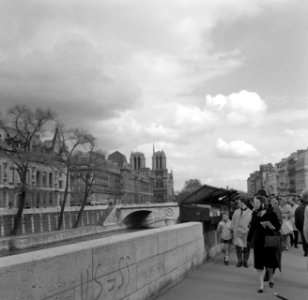 Passanten langs de boekenstalletjes op de kade van de Seine, Bestanddeelnr 254-0453