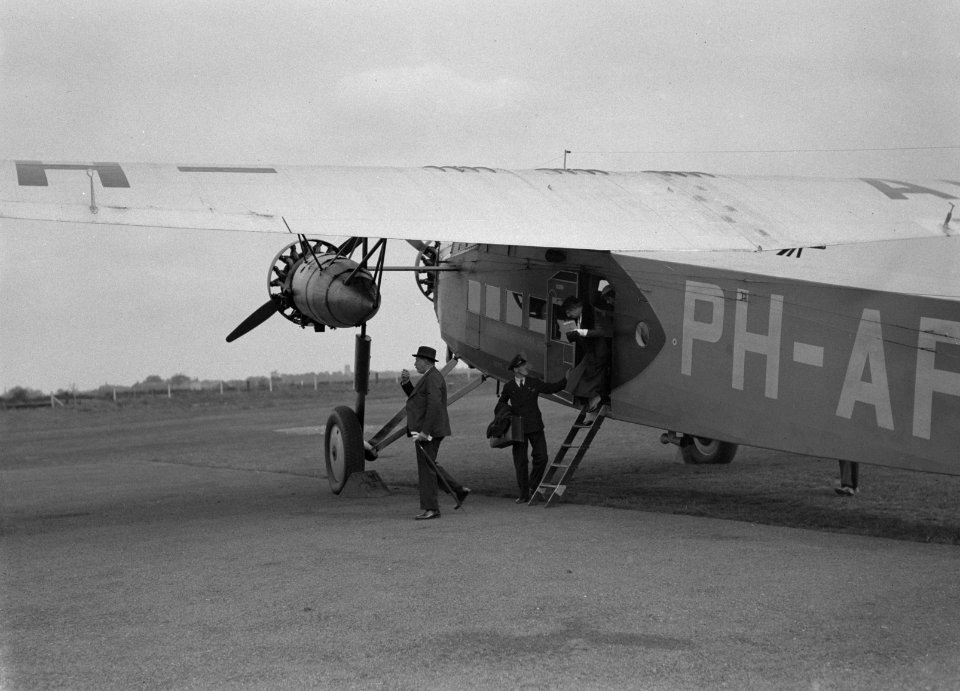Passagiers uit Liverpool stappen uit het KLM passagiersvliegtuig de Fokker F-XII, Bestanddeelnr 190-1115