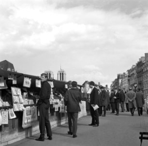 Passanten langs de boekenstalletjes langs de Seine, Bestanddeelnr 254-0460