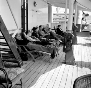Passagiers aan boord van de ms. Nestor op weg naar Suriname. Tweede vooraan mevr, Bestanddeelnr 252-2102