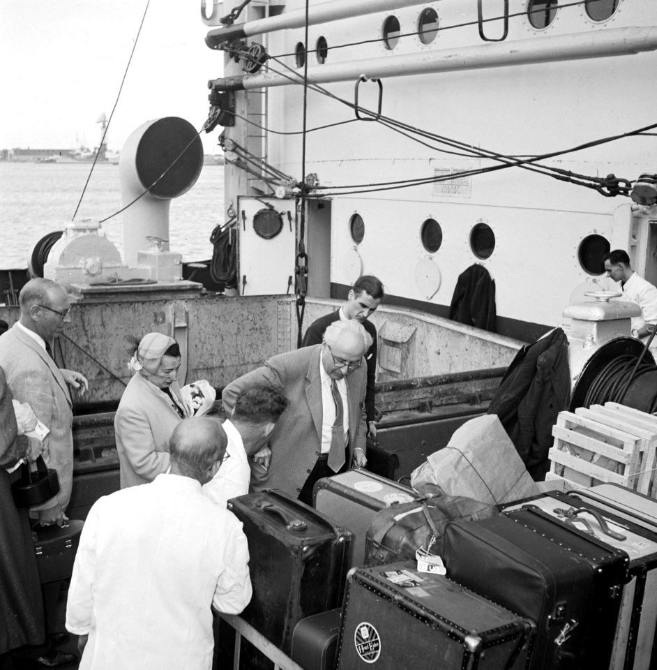 Passagiers, waaronder Willem van de Poll, controleren aan boord van de Nestor in, Bestanddeelnr 252-1688
