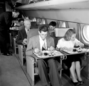 Passagiers aan de maatijd, Bestanddeelnr 252-2067