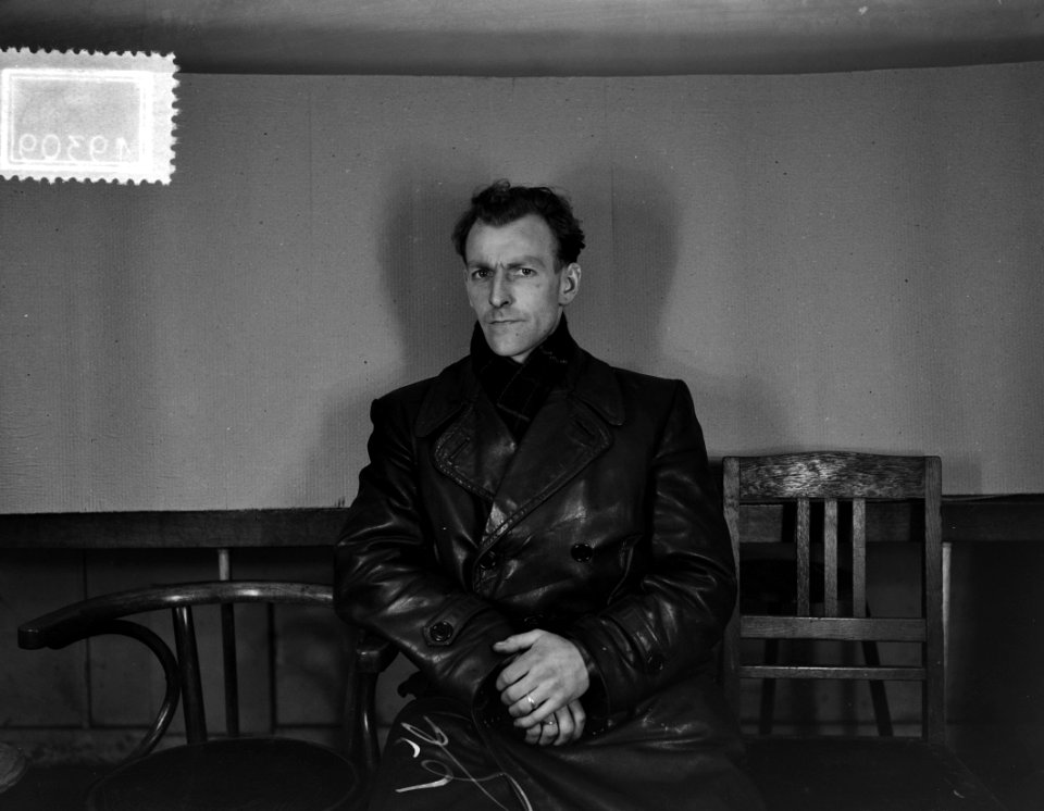 Pasfoto's Centraal magazijn Gurpkadestraat 110). Man in leren jas, Bestanddeelnr 904-9309