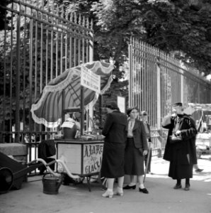 Passanten en een ijscokar bij de hekken van de Jardin du Luxembourg, Bestanddeelnr 254-2144