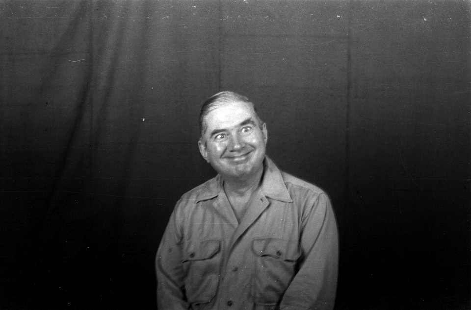Pasfoto W.C..Koenders, luitenant-kolonel en hoofd Dienst Legercontacten eind 19…, Bestanddeelnr 6425