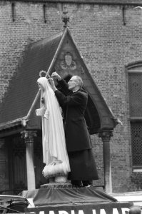 Pater Koopman met Mariabeeld op Binnenhof, Bestanddeelnr 934-2050