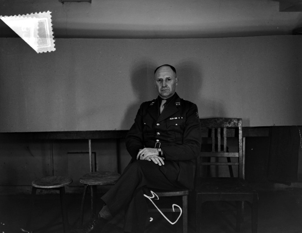 Pasfoto's Centraal magazijn Gurpkadestraat 110. luitenant-kolonel Van der Roest, Bestanddeelnr 904-9308